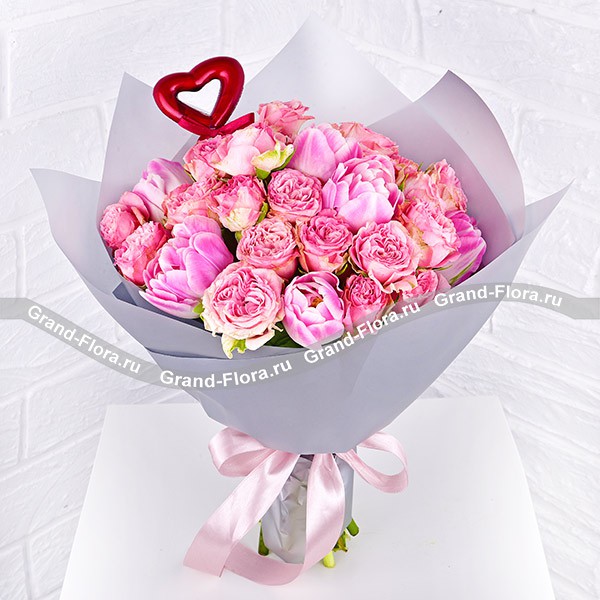 Нежность – букет с розовыми кустовыми розами и тюльпанами