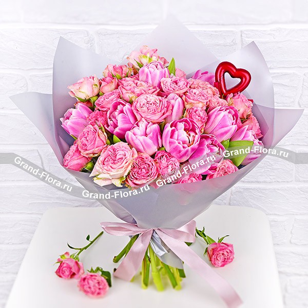 Нежность – букет с розовыми кустовыми розами и тюльпанами